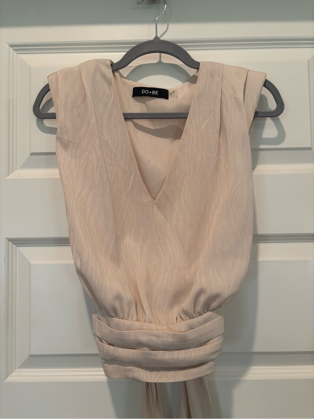 DO+BE Soft Cream V-Neck Textured Sleeveless Top